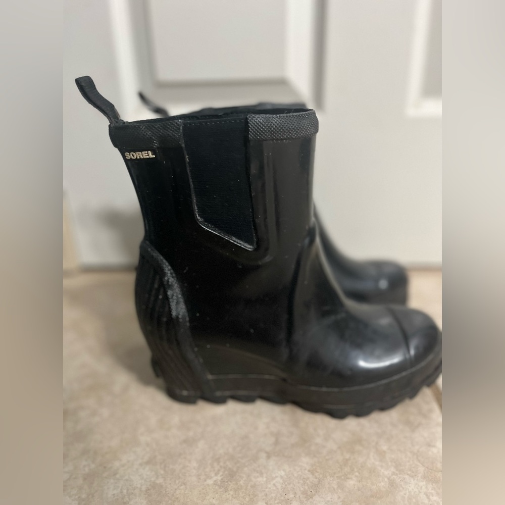 Sorel women’s rain boots. Size 8. Good used condition